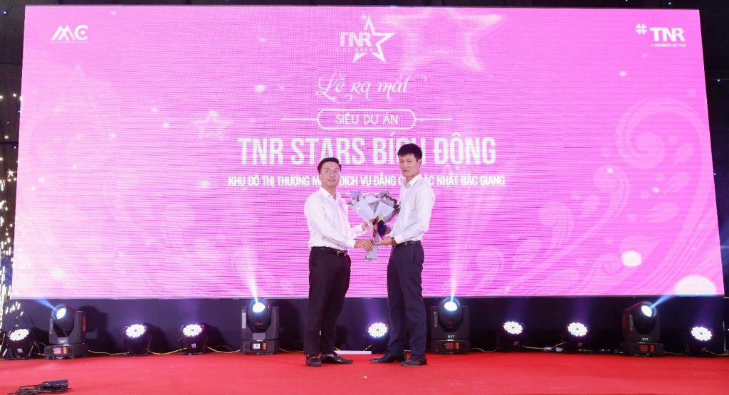 Đại diện chủ đầu tư trao biểu trưng Đơn vị Quản lý và phát triển concept dự án TNR Holdings Việt Nam