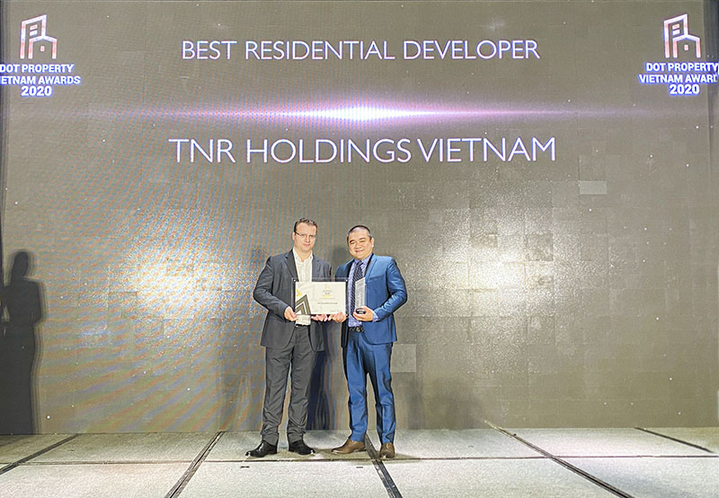 Ông Nguyễn Đăng Phương, Phó Tổng Giám đốc TNR Holdings Vietnam đại diện lên nhận giải