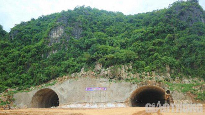 Điểm nhấn của gói thầu 10-XL là thi công hầm Tam Điệp xuyên núi đá dài 245m. Hai đơn nguyên của hầm Tam Điệp đã được các nhà thầu đào thông từ giữa tháng 7/2021 chỉ sau hơn 4 tháng tổ chức triển khai