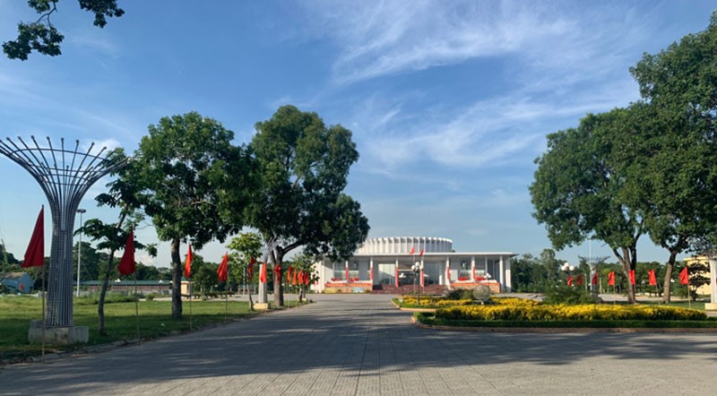 Quảng trường Trung tâm văn hóa - chính trị của Bỉm Sơn nằm trên đường Trần Phú tuyến trung tâm của thị xã đây sẽ là trọng điểm phát triển của thành phố trong tương lai với quy hoạch phát triển thành phố bên sông.