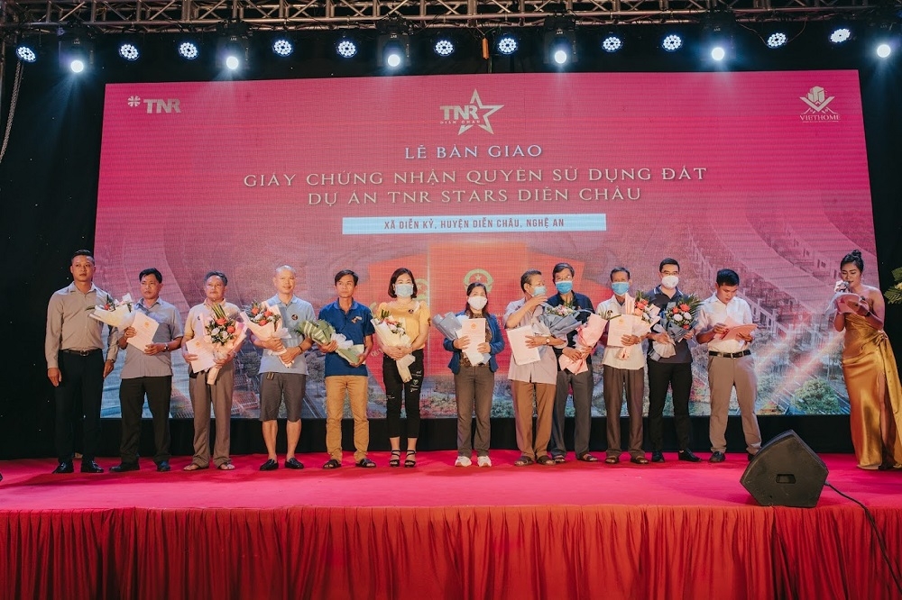 Cư dân tại dự án TNR Stars Diễn Châu nhận giấy chứng nhậ quyền sử dụng đất tháng 11/2021.